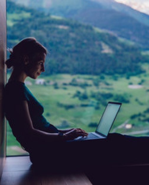 chica teletrabajando junto a la ventana